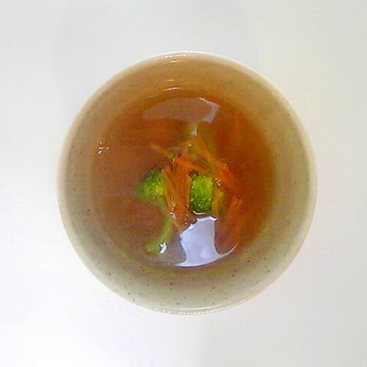 人参、ブロッコリー、魚ニソのコンソメスープ